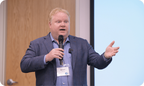 Robert Morris Robert Morris hablando por el micrófono en la Reunión Anual de Inversiones.